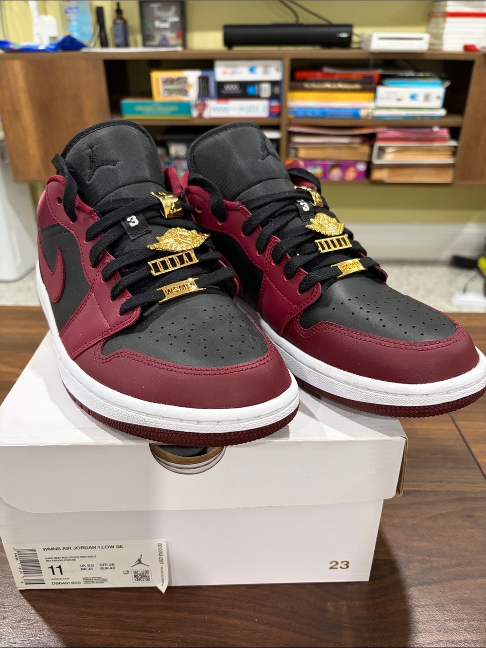 Air Jordan 1 Low SE BEETROOT Sz 11 W / 9.5 M